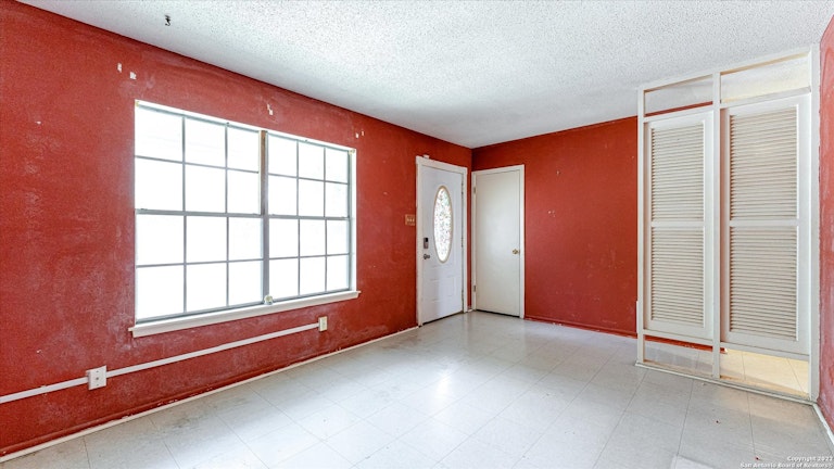 Photo 5 of 25 - 7323 Timber Ridge Dr, San Antonio, TX 78227