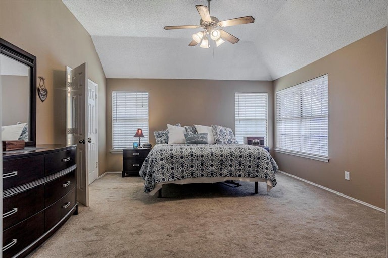 Photo 14 of 26 - 915 Felicia Ln, Arlington, TX 76017