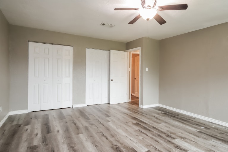Photo 18 of 27 - 448 Gleneagles Dr, Friendswood, TX 77546