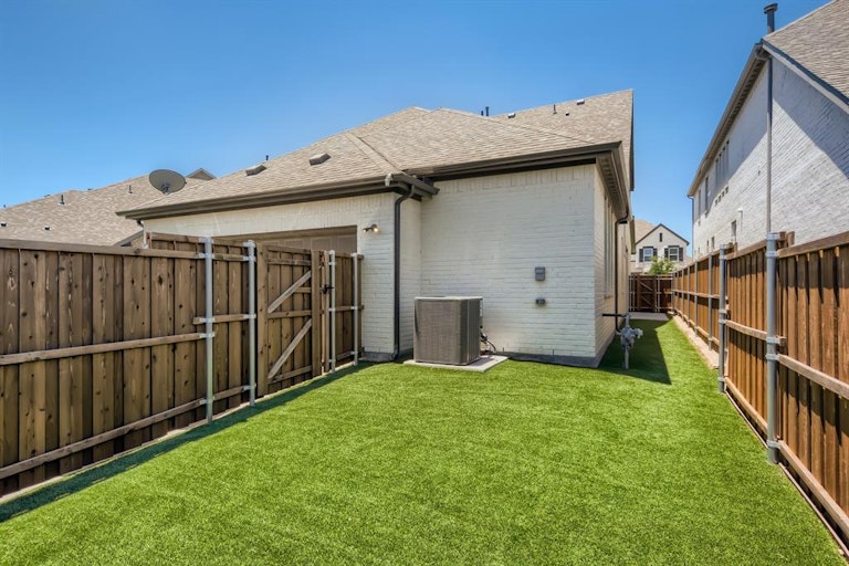 Photo 26 of 29 - 8112 Copper Way, Dallas, TX 75252