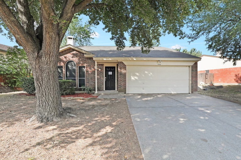 Photo 1 of 25 - 606 Myrtle Dr, Arlington, TX 76018