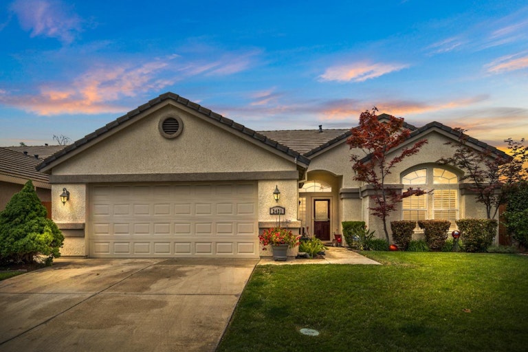 Photo 1 of 35 - 2421 Walnut Oaks Ln, Carmichael, CA 95608