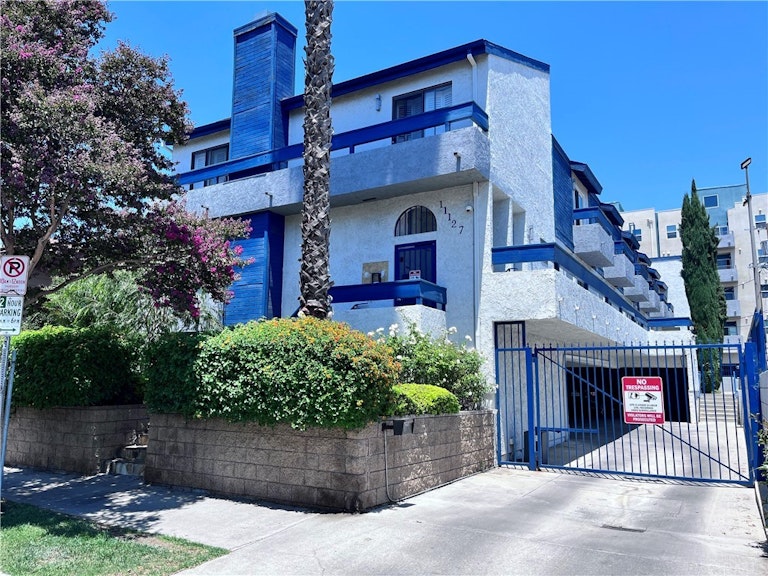 Photo 1 of 11 - 11127 Hesby St #6, North Hollywood, CA 91601