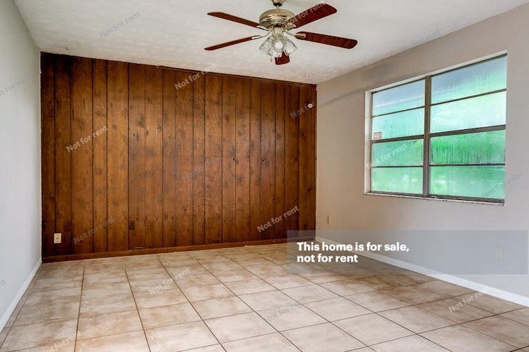 Photo 11 of 43 - 6215 Ogden Rd, Jacksonville, FL 32216