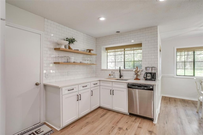 Photo 14 of 40 - 312 Emerald Ct, Burleson, TX 76028