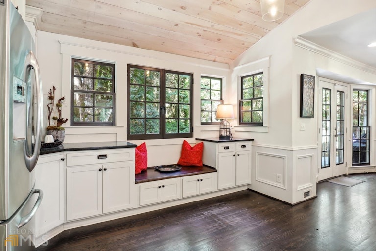 Photo 22 of 41 - 1005 Redstone Ln, Atlanta, GA 30338