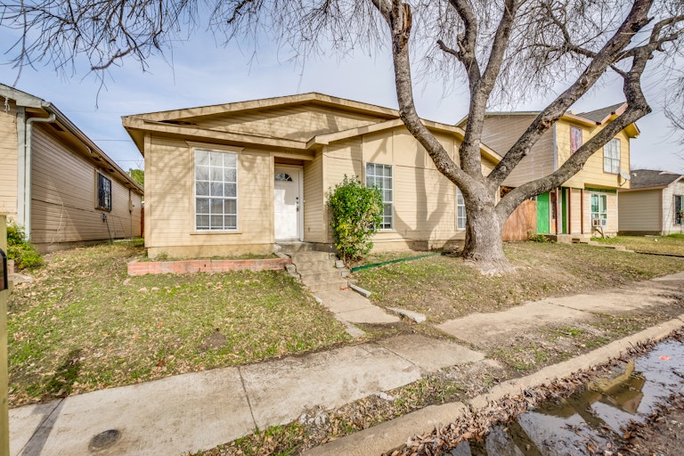 Photo 2 of 15 - 9911 Cedar Mountain Cir, Dallas, TX 75217