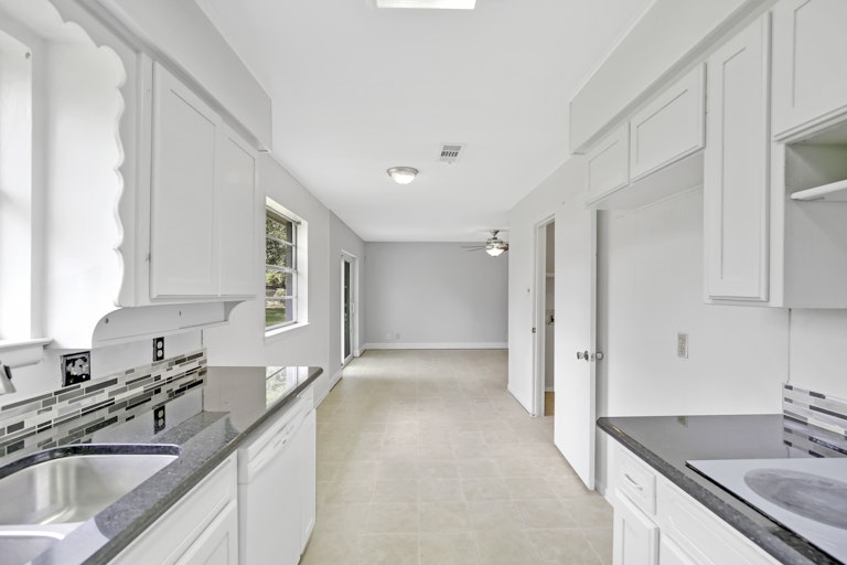 Photo 8 of 24 - 6609 Swanee Ct, Fort Worth, TX 76148