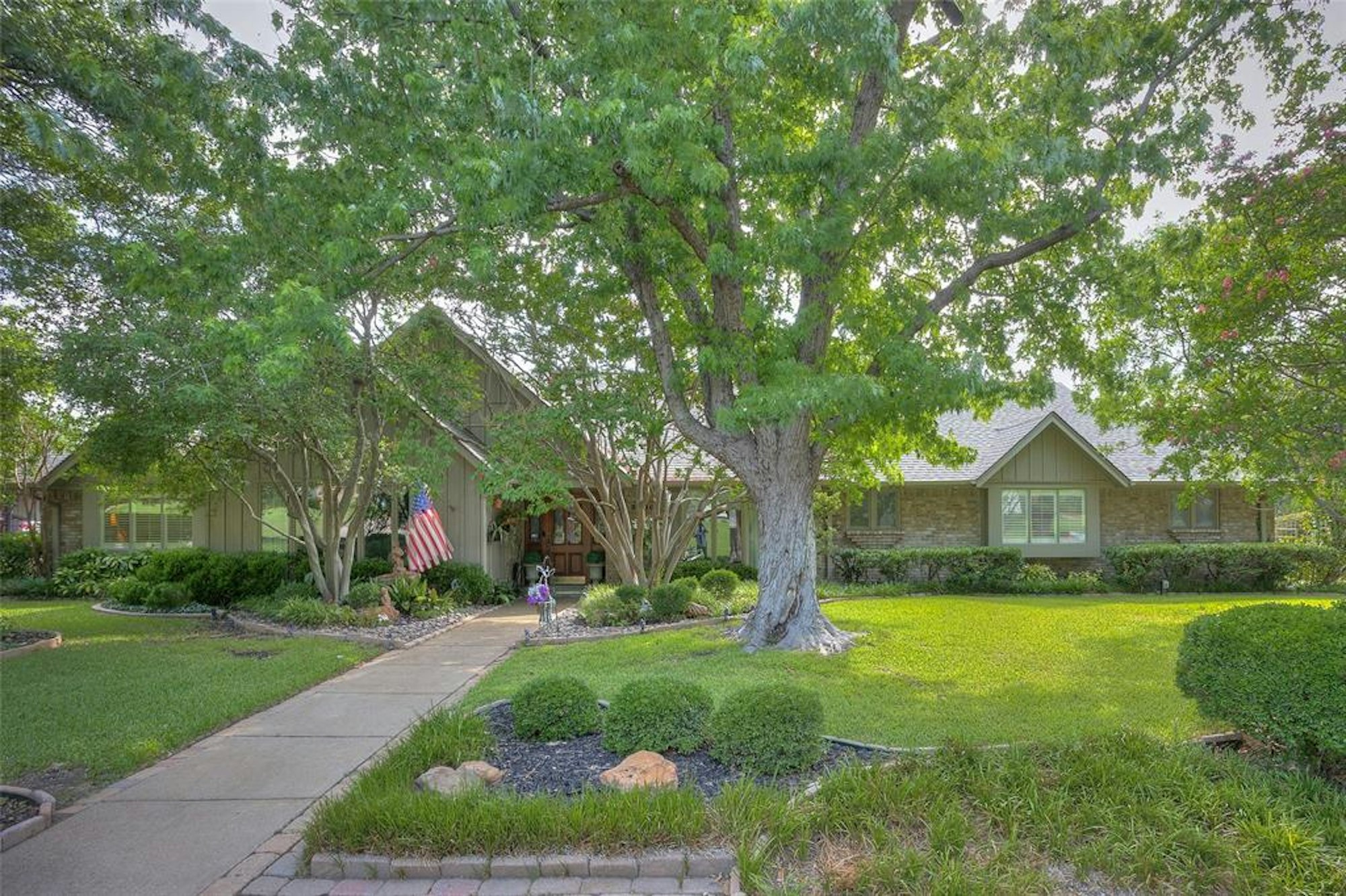 Photo 1 of 40 - 3800 Lands End St, Fort Worth, TX 76109
