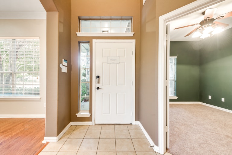 Photo 8 of 29 - 5733 Sugar Maple Dr, Fort Worth, TX 76244