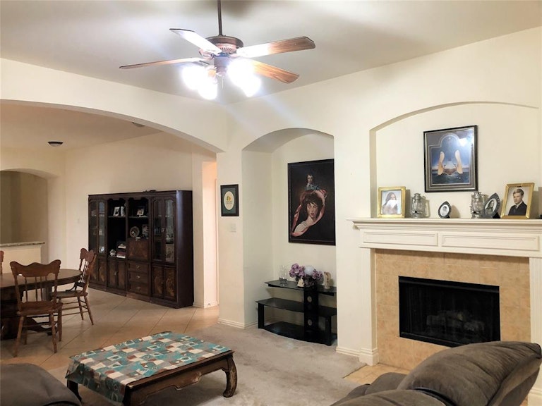 Photo 16 of 33 - 720 Red Elm Ln, Fort Worth, TX 76131