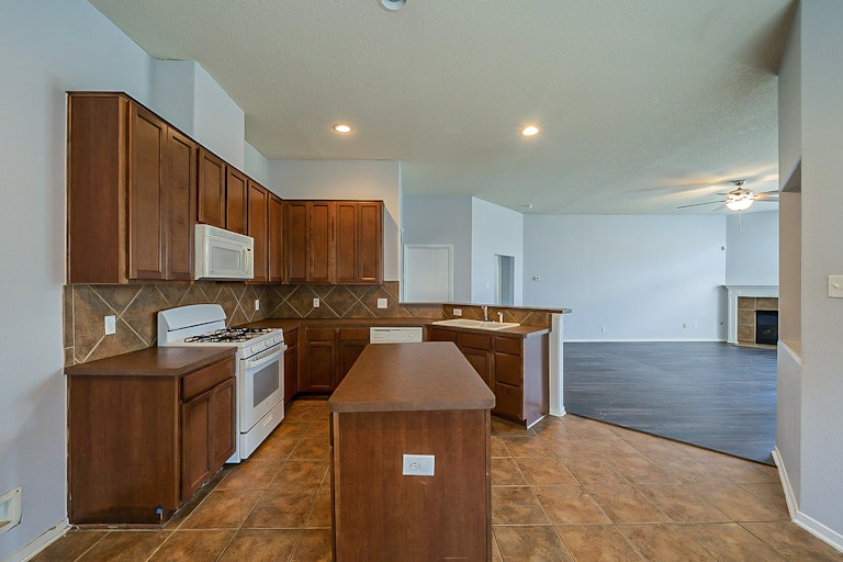 Photo 6 of 29 - 4115 Tree Mist Ct, Humble, TX 77346
