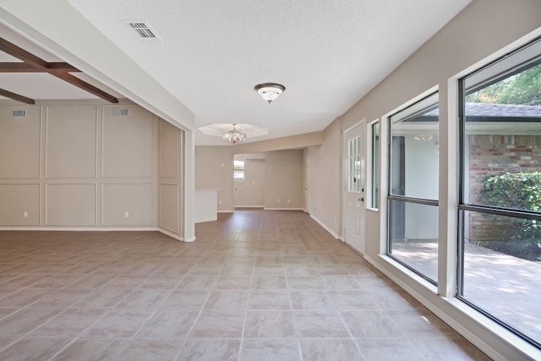 Photo 4 of 25 - 404 Rivervalley Ct, Arlington, TX 76006