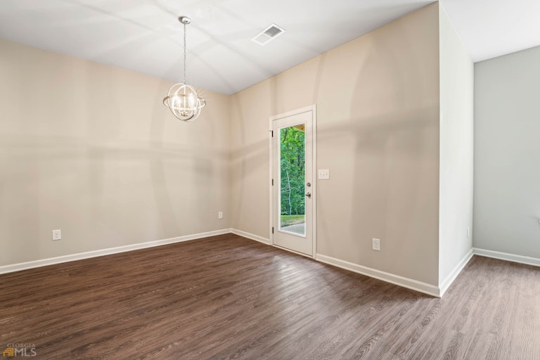Photo 17 of 25 - 333 Darlington Dr, Ellenwood, GA 30294