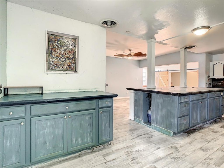 Photo 11 of 47 - 5220 Kings Ct, Orlando, FL 32810
