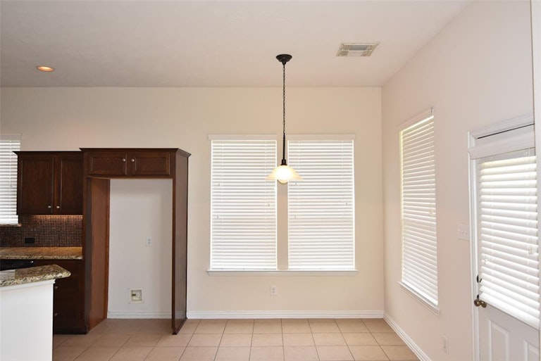 Photo 12 of 34 - 20010 Queens Oak Ct, Spring, TX 77379