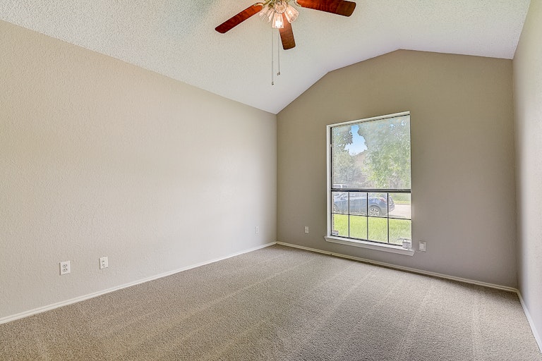 Photo 7 of 36 - 10503 Leroy Ct, Dallas, TX 75217