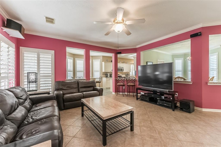 Photo 6 of 26 - 9811 Therrell Dr, Houston, TX 77064
