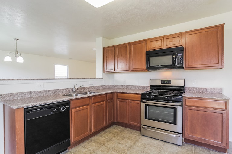 Photo 16 of 28 - 16611 Burnell Oaks Ln, Houston, TX 77090