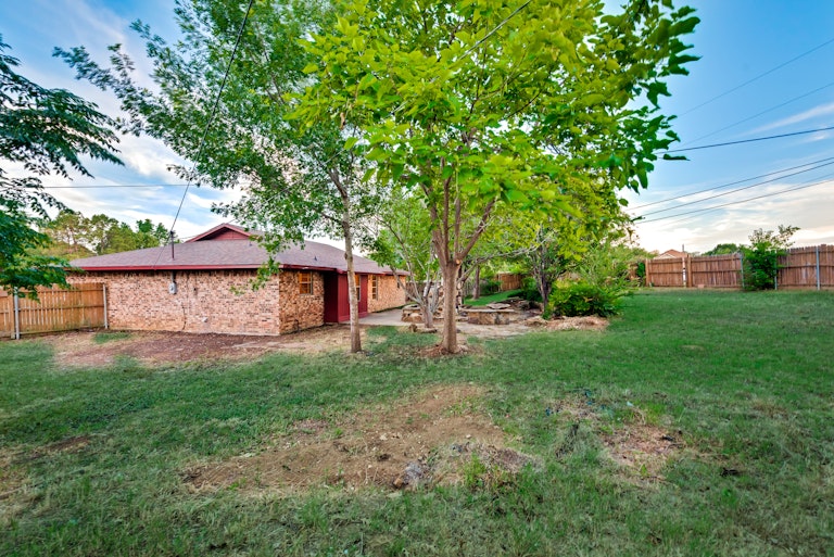 Photo 6 of 29 - 509 Kingfisher Ct, Denton, TX 76209