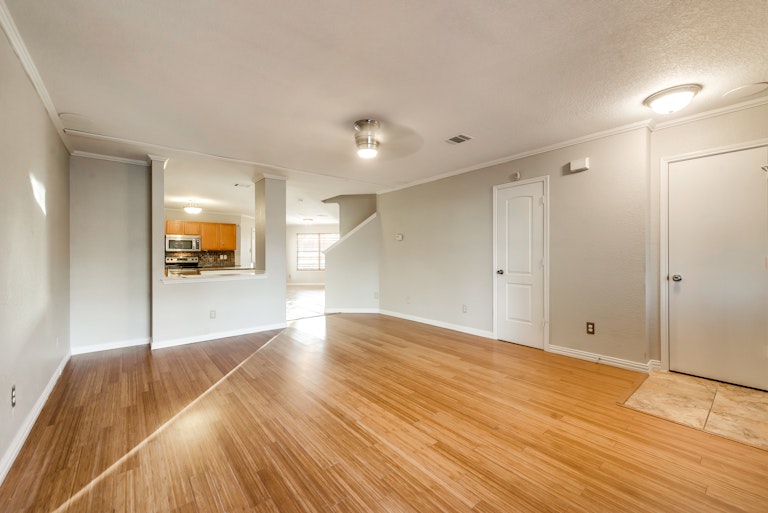 Photo 3 of 28 - 1367 Falcon Dr, Grand Prairie, TX 75051