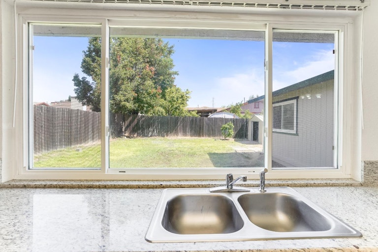 Photo 9 of 36 - 4636 Baywind Dr, Sacramento, CA 95838