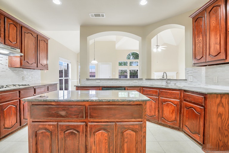 Photo 10 of 27 - 5259 W Cove Way, Grand Prairie, TX 75052