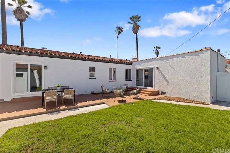 Photo 3 of 5 - 3936 Edgehill Dr, Los Angeles, CA 90008