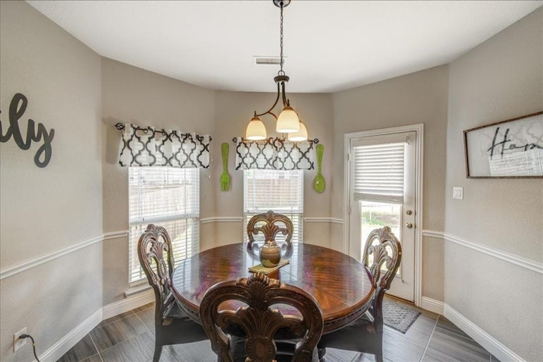 Photo 11 of 40 - 6413 Glenwick Dr, Fort Worth, TX 76123