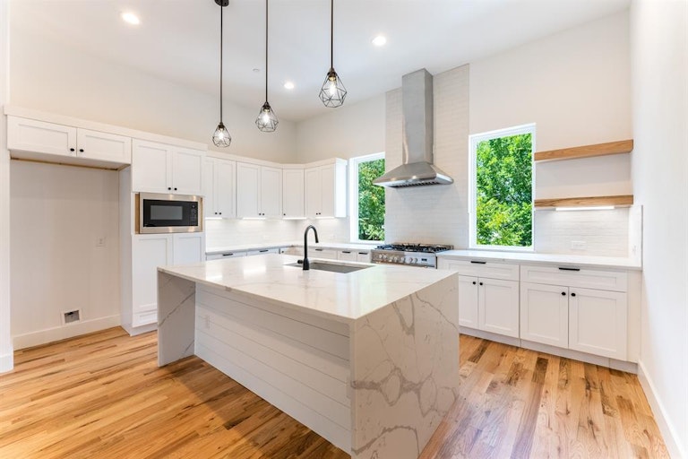 Photo 15 of 40 - 352 Foch St, Fort Worth, TX 76107