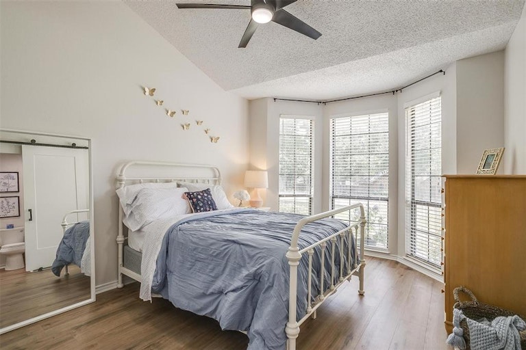 Photo 18 of 40 - 312 Emerald Ct, Burleson, TX 76028