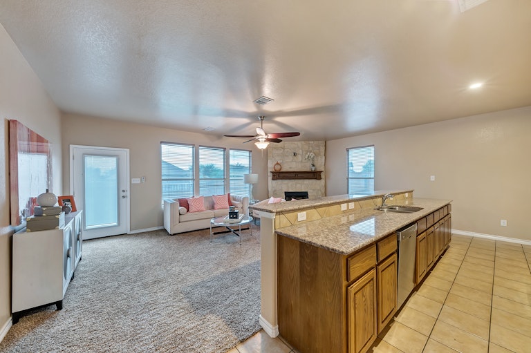 Photo 2 of 29 - 1409 Dun Horse Dr, Haslet, TX 76052