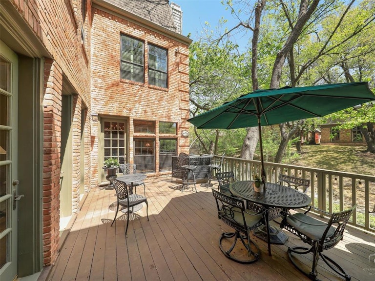 Photo 18 of 31 - 17316 Club Hill Ln, Dallas, TX 75248
