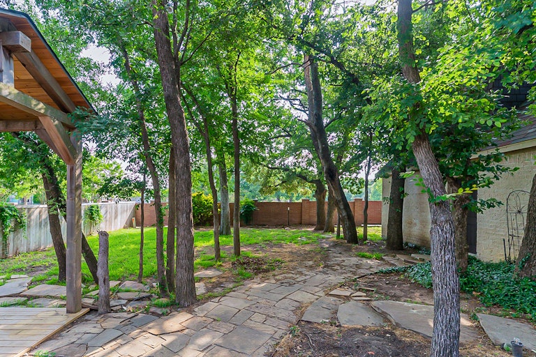Photo 32 of 34 - 1923 Manor Way Dr, Mansfield, TX 76063