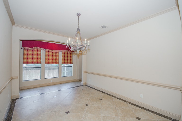 Photo 11 of 47 - 3006 Queen Ann Ct, Arlington, TX 76001