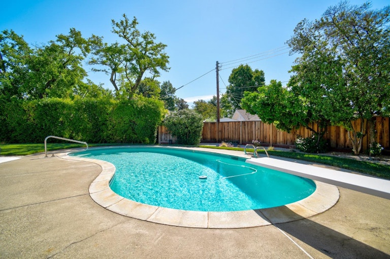 Photo 33 of 68 - 1940 Rolling Hills Rd, Sacramento, CA 95864
