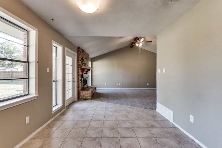 Photo 8 of 19 - 2117 Lea Meadow Cir, Corinth, TX 76208