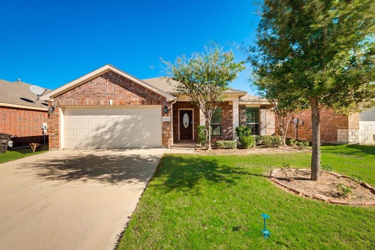 Photo 2 of 27 - 8508 Minturn Dr, Fort Worth, TX 76131