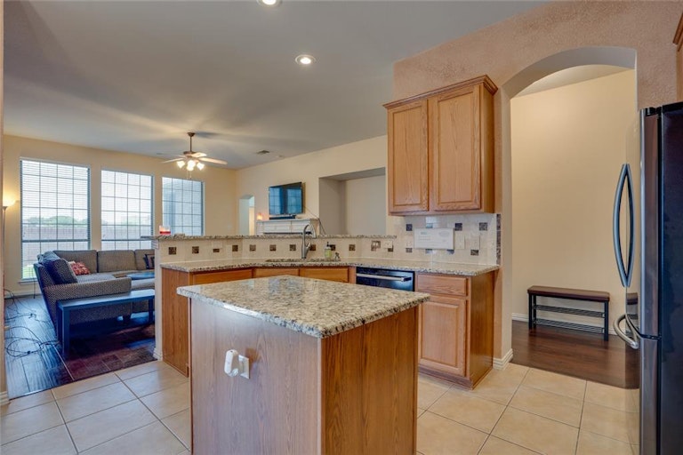Photo 16 of 33 - 2445 Marble Canyon Dr, Little Elm, TX 75068