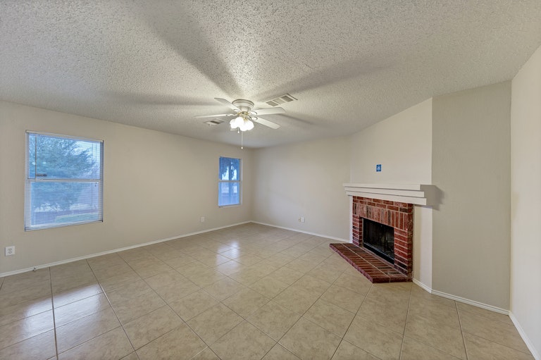 Photo 12 of 37 - 5301 Royal Birkdale Dr, Fort Worth, TX 76135