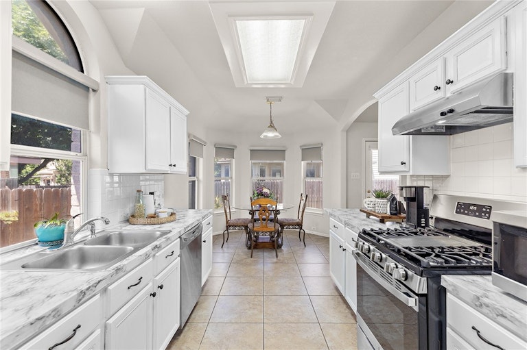 Photo 16 of 32 - 1104 Terra St, Round Rock, TX 78665