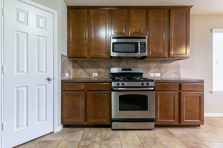 Photo 10 of 29 - 5405 Lilac Grove Ln, Rosharon, TX 77583