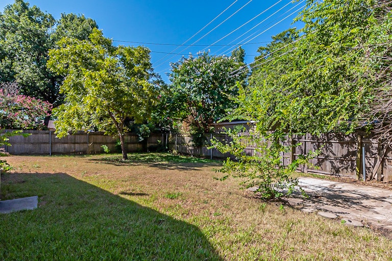 Photo 18 of 21 - 2717 Cantrell St, Irving, TX 75062