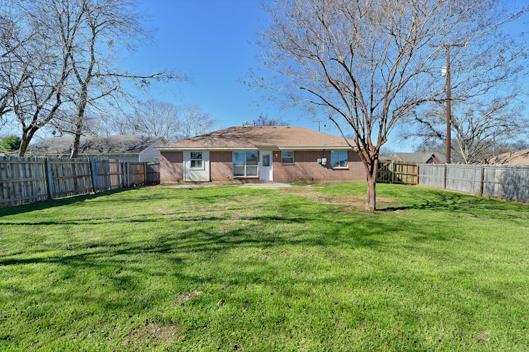 Photo 6 of 21 - 201 S 3rd Ave, Mansfield, TX 76063