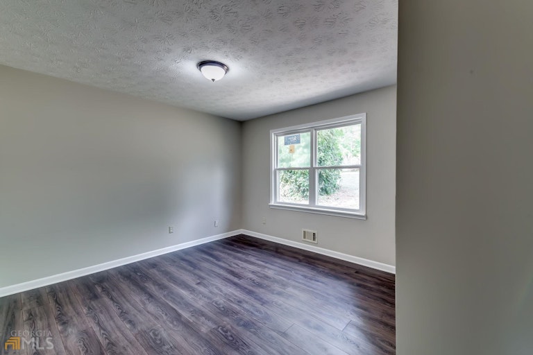 Photo 13 of 24 - 2920 NW Landmark Dr, Conyers, GA 30094