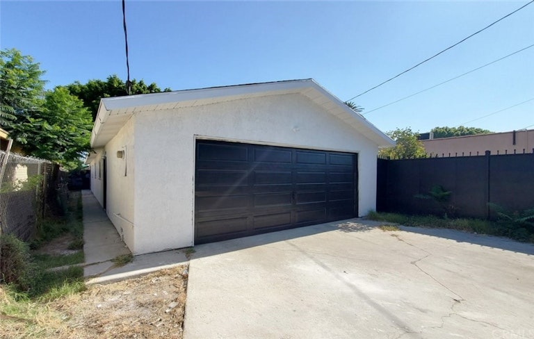 Photo 33 of 35 - 1720 W 59th St, Los Angeles, CA 90047