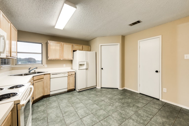 Photo 7 of 26 - 1820 Whispering Cove Trl, Fort Worth, TX 76134