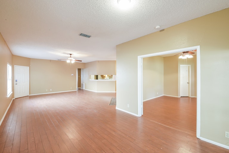 Photo 10 of 23 - 3323 Falcon Grove Dr, San Antonio, TX 78247