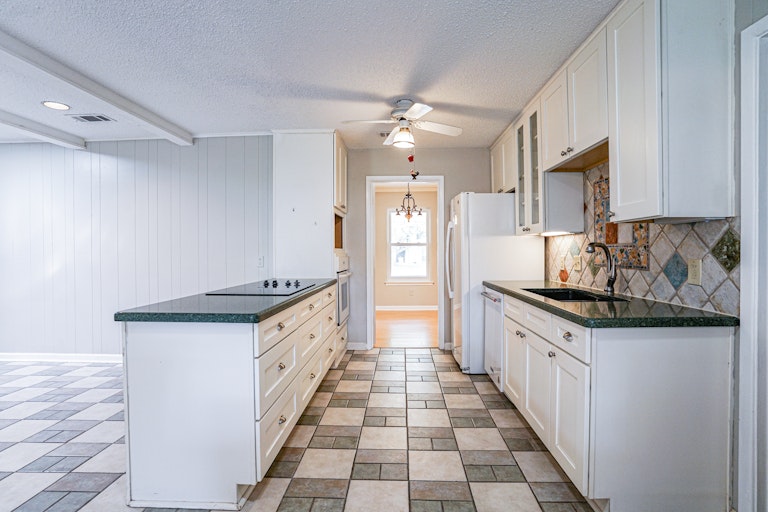 Photo 4 of 23 - 6425 Trail Lake Dr, Fort Worth, TX 76133