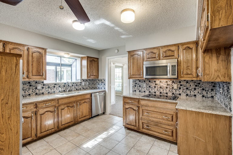 Photo 13 of 27 - 2618 Meadowridge Dr, Garland, TX 75044